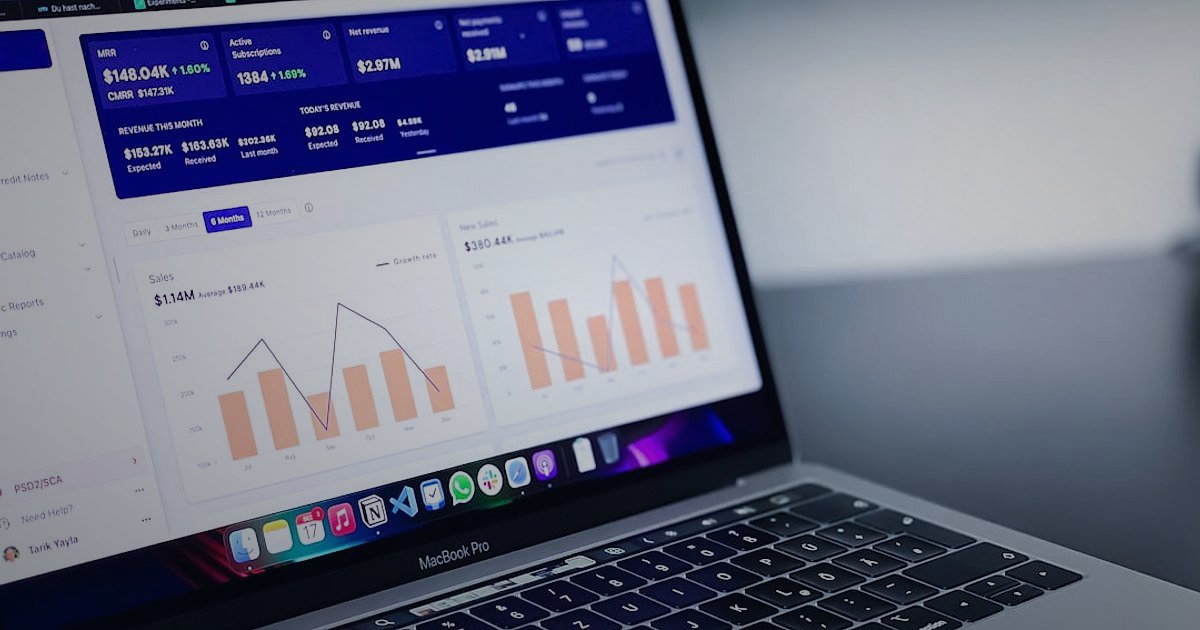 Portmanto Fiyatlandırma Rehberi 2026: Kârınızı Maksimize Edin - dashboard with sales analytics and performance metrics
