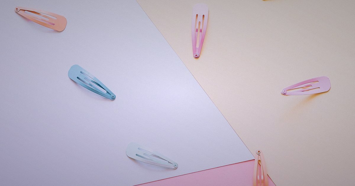 Saç Aksesuarı Pazaryerleri: 2026 Komisyon, Kural ve Rekabet Analizi - overhead view of neatly arranged hair clips and headbands on a white surface