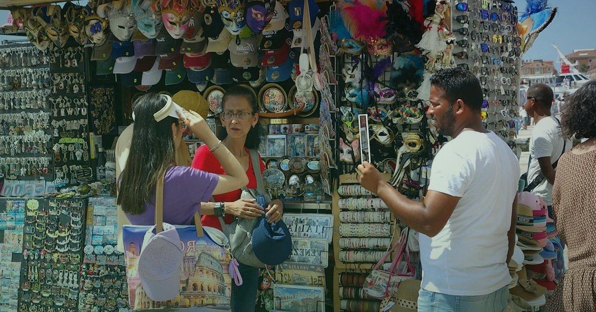 Saç Aksesuarı Pazaryerleri: 2026 Komisyon, Kural ve Rekabet Analizi - a busy marketplace stall displaying a variety of colorful hair accessories