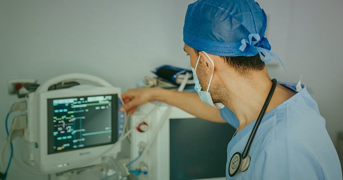 Sağlık Ürünleri SEO'su: 2026'da Açıklama ve Başlıklarla Zirveye Oynayın! - doctor examining patient vital signs monitor