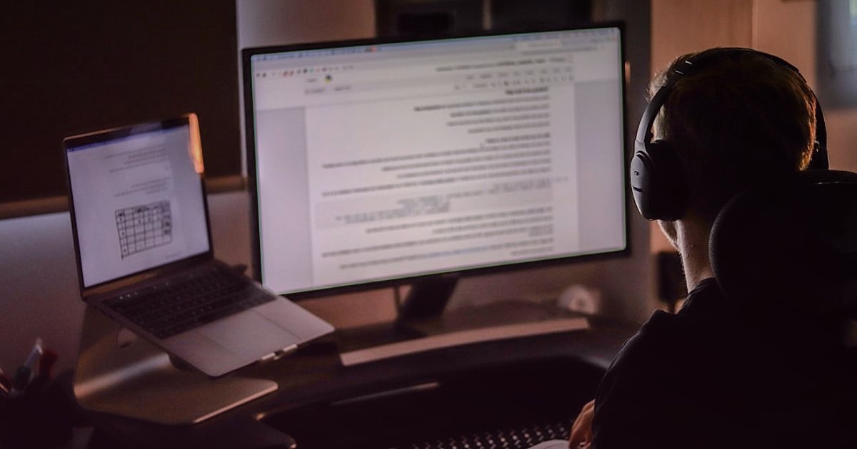 Sağlık Ürünleri SEO'su: 2026'da Açıklama ve Başlıklarla Zirveye Oynayın! - person optimizing website on computer screen