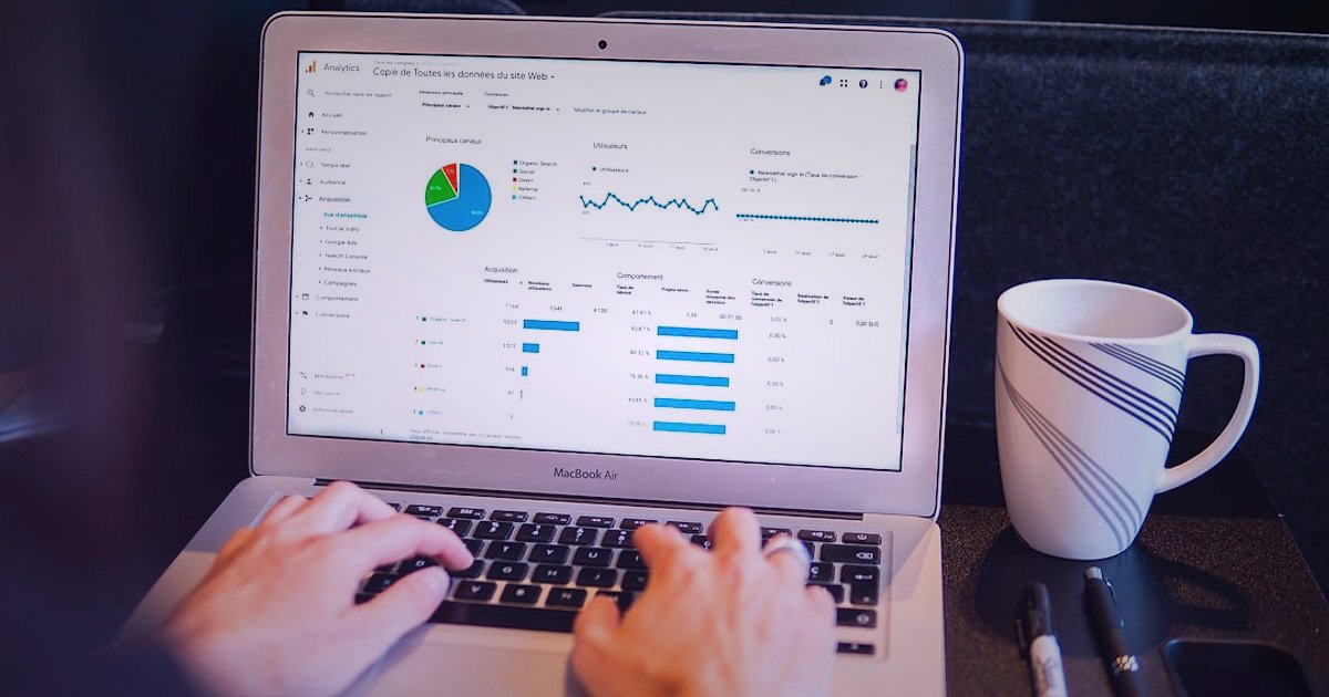 Sağlık Ürünleri SEO'su: 2026'da Açıklama ve Başlıklarla Zirveye Oynayın! - person writing article on laptop, surrounded by data charts