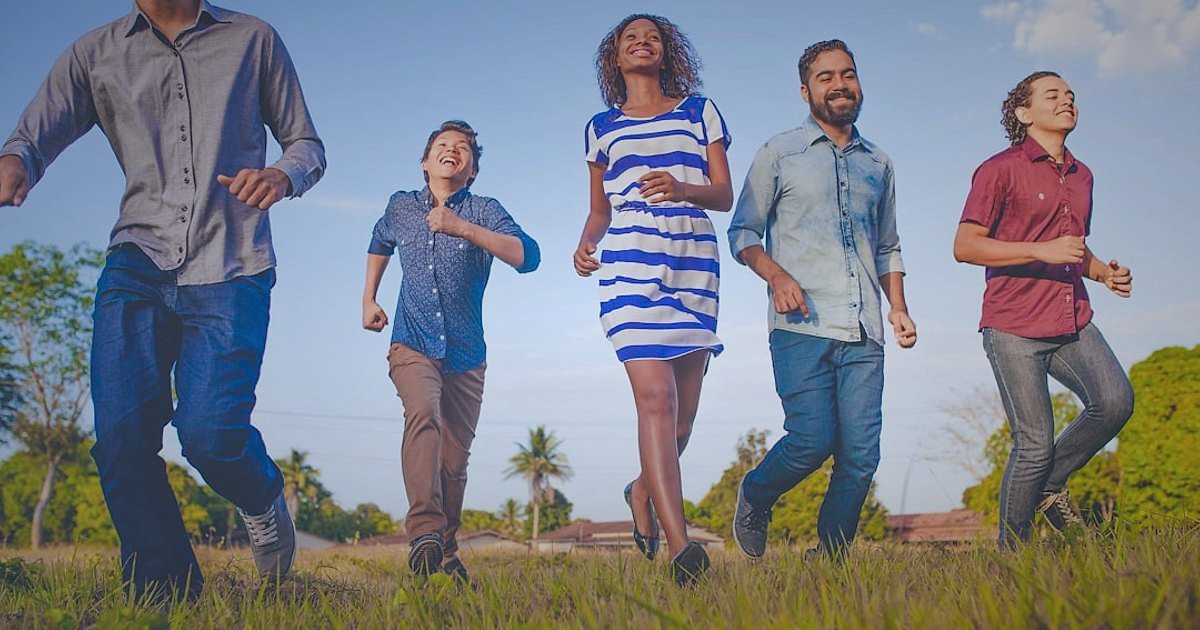 Sağlık Ürünleri SEO'su: 2026'da Açıklama ve Başlıklarla Zirveye Oynayın! - diverse group of people using different health products happily