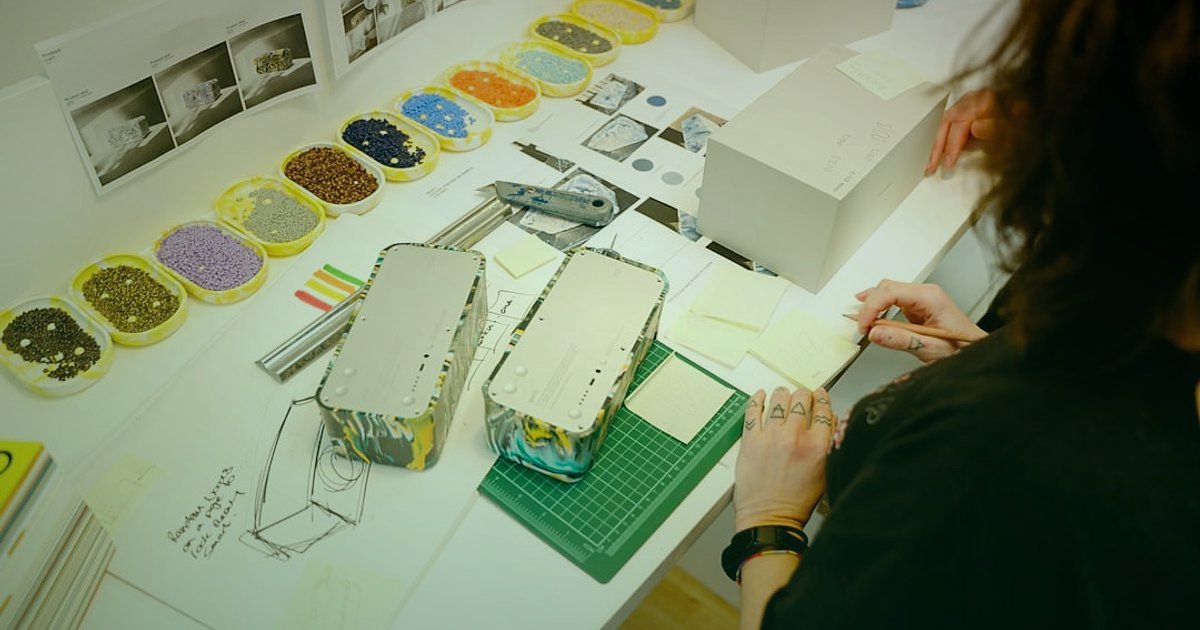 Sağlık ve Medikal Ürünler için Pazaryeri Seçimi ve Komisyon Karşılaştırması 2026 - colorful product packaging boxes table studio
