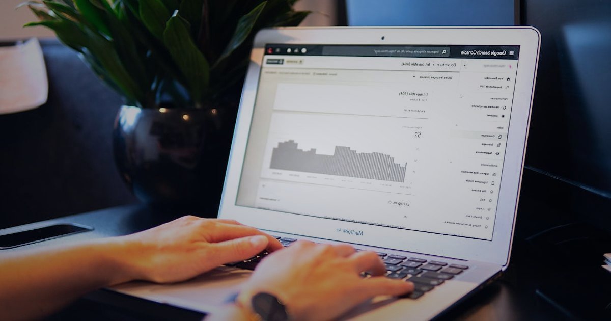 Sağlık ve Medikal Ürünler için Pazaryeri Seçimi ve Komisyon Karşılaştırması 2026 - person typing laptop financial charts screen