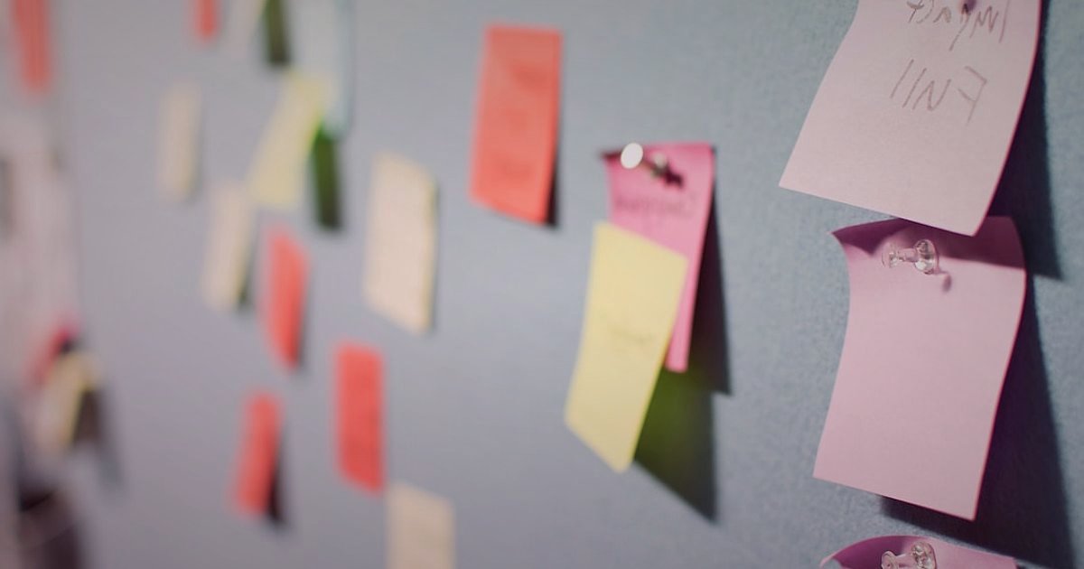 Sağlık ve Medikal Ürünler için Pazaryeri Seçimi ve Komisyon Karşılaştırması 2026 - team meeting whiteboard sticky notes planning