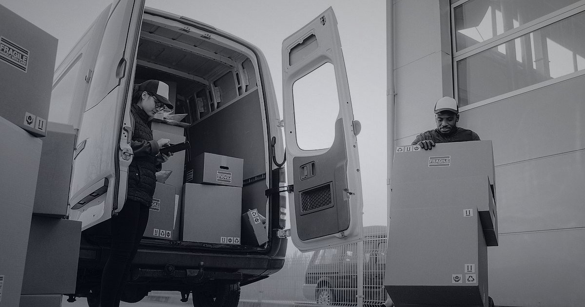 Sağlık ve Medikal Ürünler için Pazaryeri Seçimi ve Komisyon Karşılaştırması 2026 - delivery truck loading dock packages sunrise