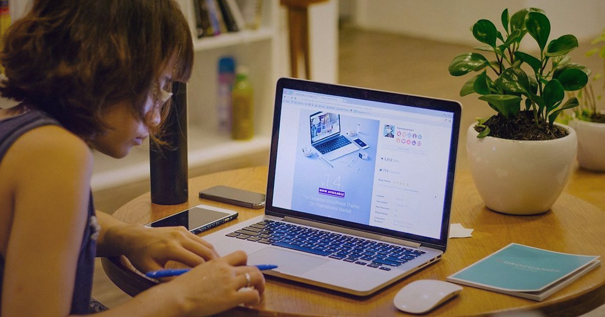 Sandalet & Terlik Stok Sorununu Aşın: 2026 Tedarik Zinciri Süreklilik Rehberi - woman browsing sandals online store website