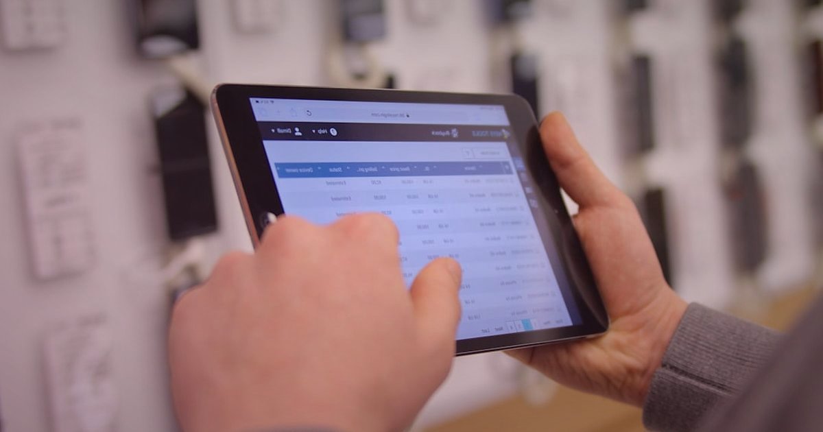 Sandalet & Terlik Stok Sorununu Aşın: 2026 Tedarik Zinciri Süreklilik Rehberi - warehouse worker checking inventory tablet screen