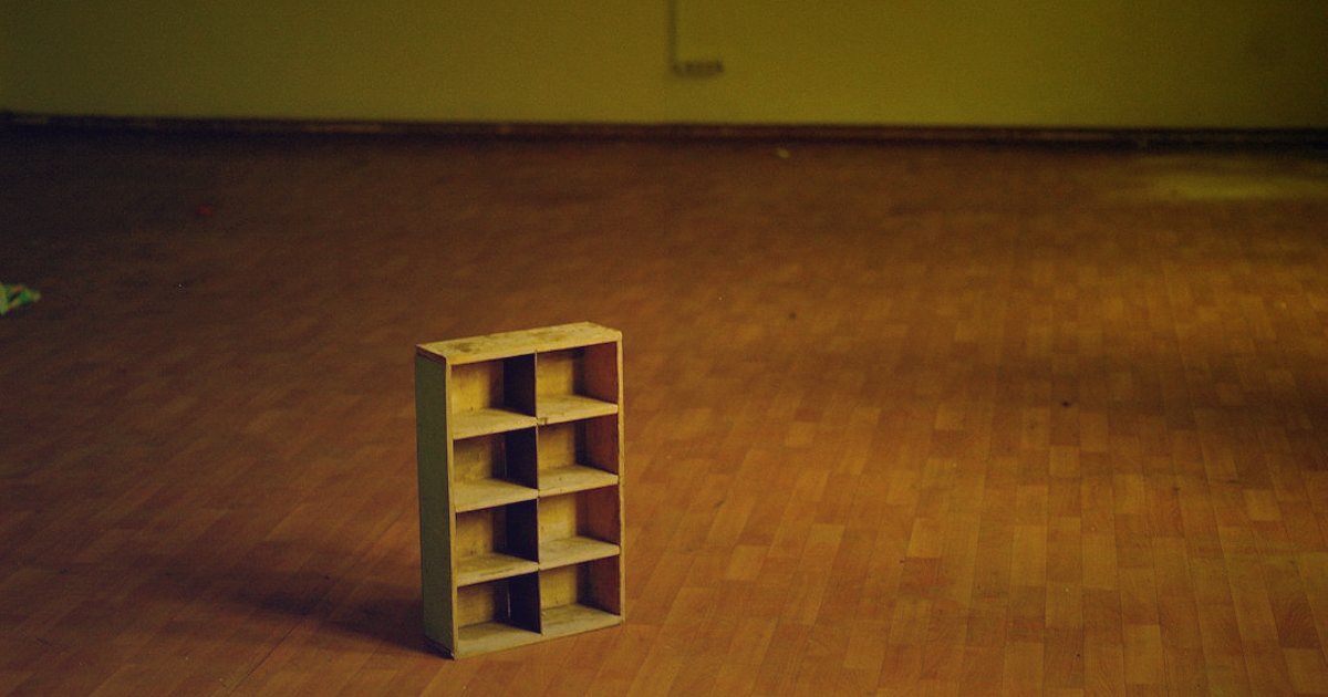 Sandalet & Terlik Stok Sorununu Aşın: 2026 Tedarik Zinciri Süreklilik Rehberi - empty shelf with a single sandle on it