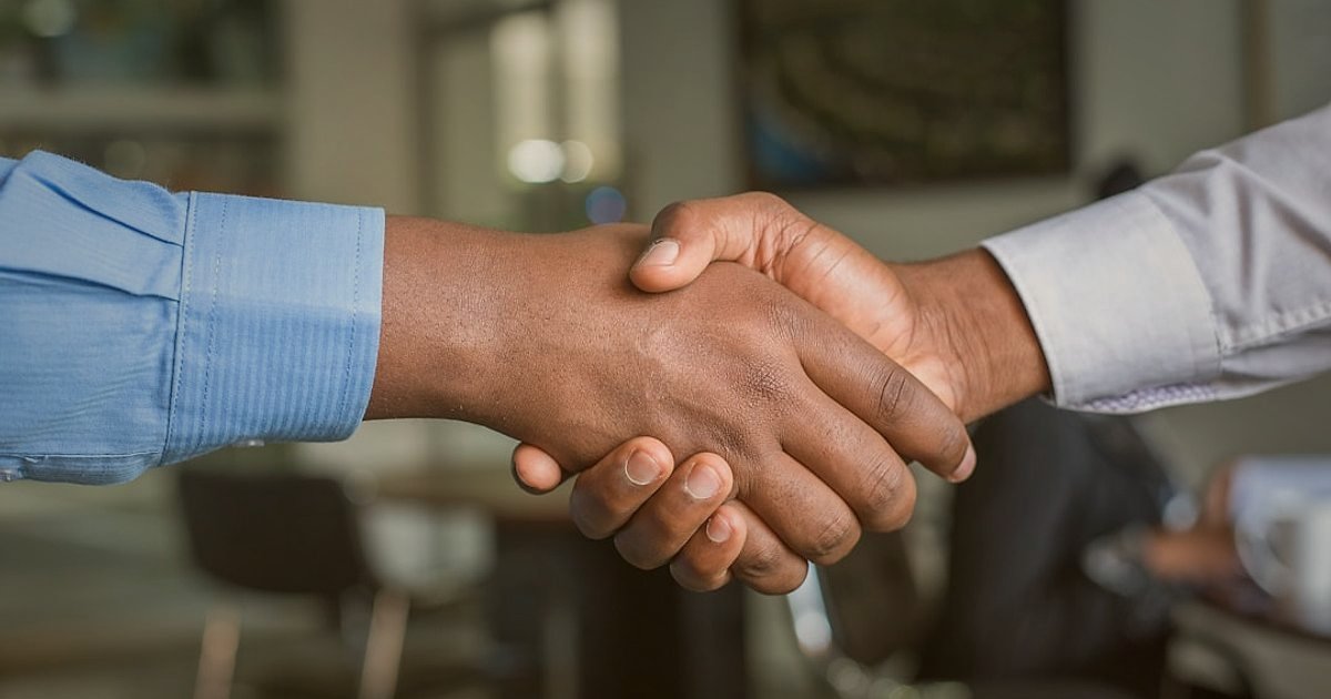 Sandalet & Terlik Stok Sorununu Aşın: 2026 Tedarik Zinciri Süreklilik Rehberi - diverse group of people shaking hands in a business meeting
