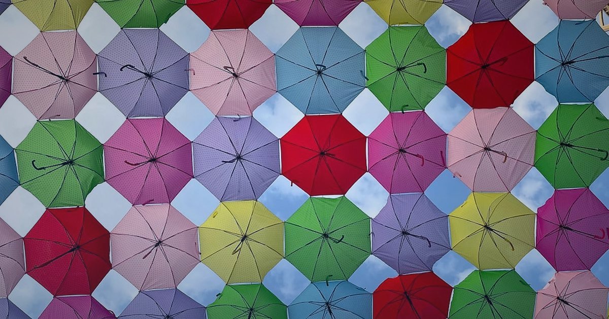 Şemsiye Satışında Yeni Başlayanların 5 Ölümcül Hatası (2026) - close-up shot of various colorful umbrella fabric patterns
