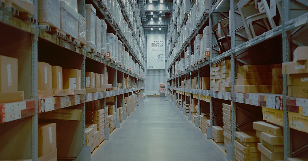 Şemsiye Satışında Yeni Başlayanların 5 Ölümcül Hatası (2026) - warehouse shelves filled with stacks of umbrellas in boxes