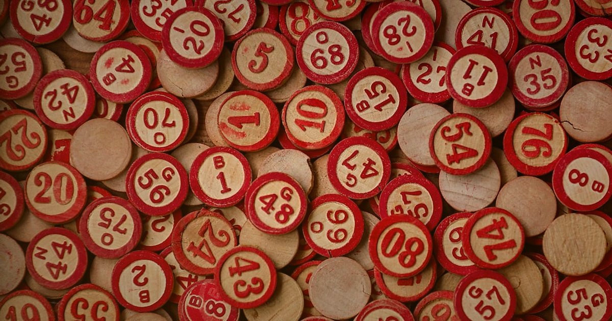 Şemsiye Satışında Yeni Başlayanların 5 Ölümcül Hatası (2026) - overhead view of price tags with decreasing numbers on a table