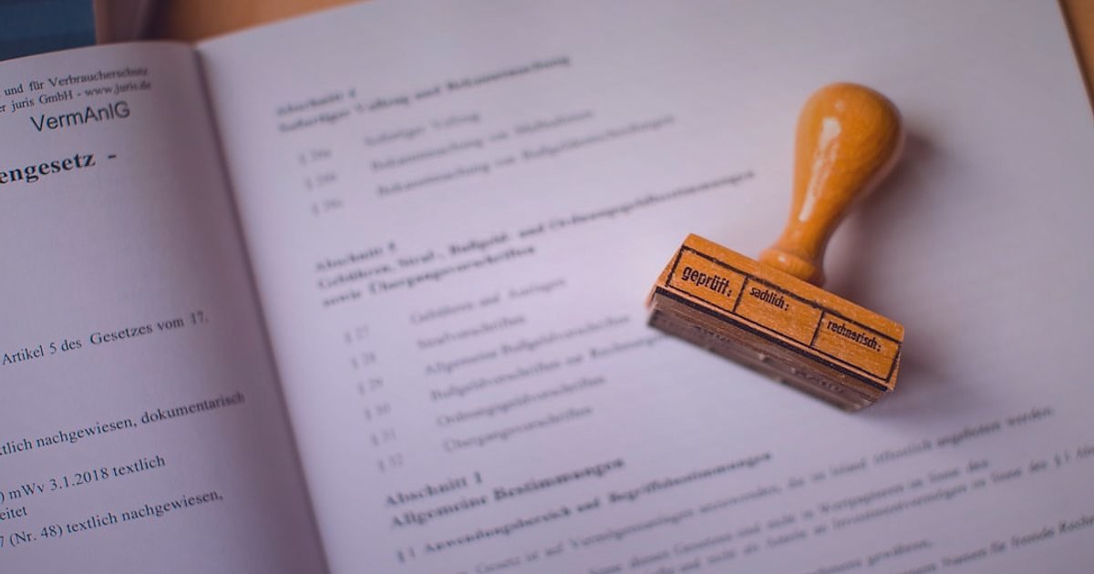 Şemsiye Satışında Yeni Başlayanların 5 Ölümcül Hatası (2026) - legal documents and regulations on a desk with a magnifying glass
