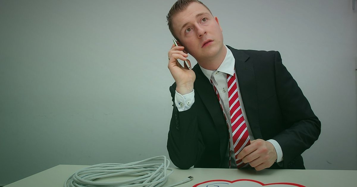 Şemsiye Satışında Yeni Başlayanların 5 Ölümcül Hatası (2026) - frustrated customer service agent on the phone with a pile of complaints