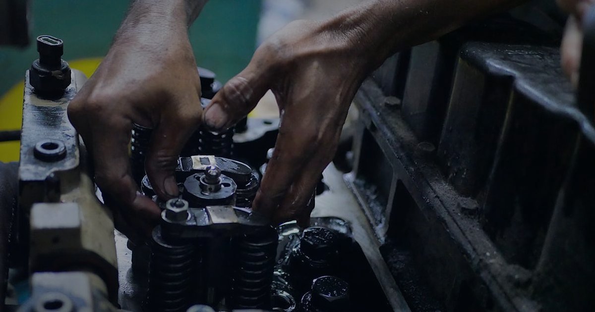 Sıfır Baş Ağrısı: Buji İade ve Değişim Süreçleri Yönetimi 2026 - hands holding spark plug car engine