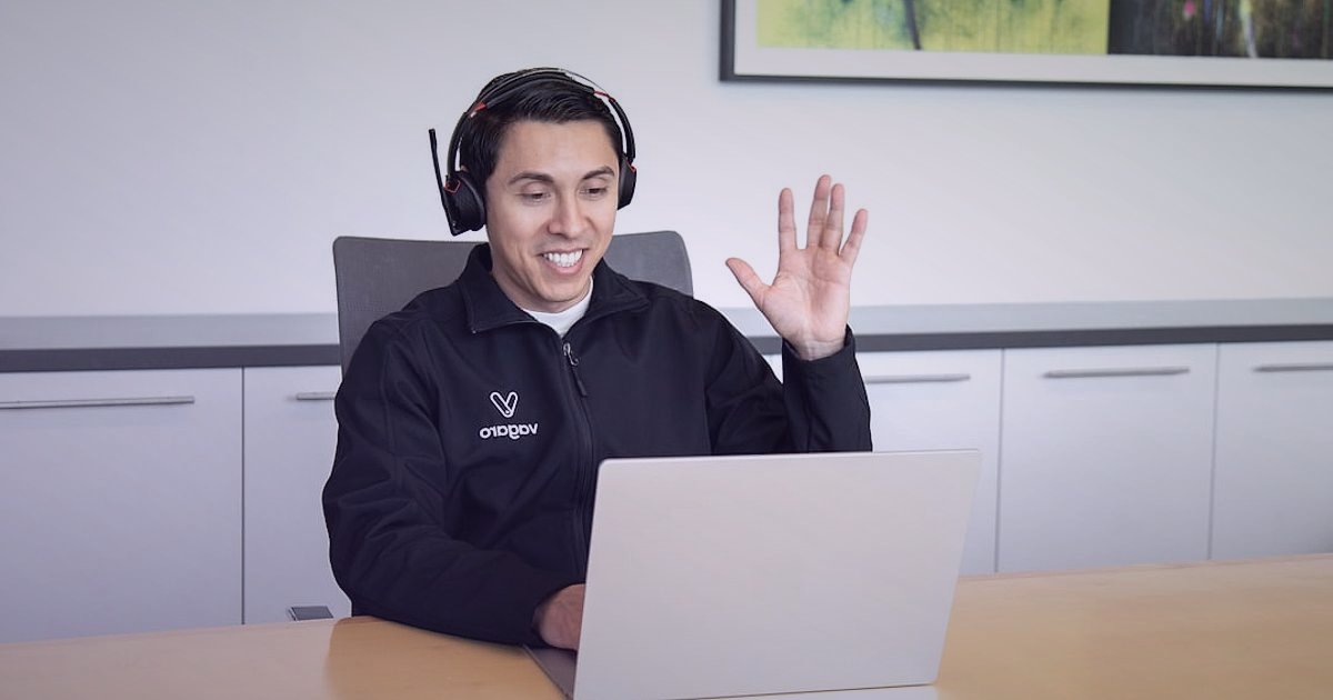 Sıfır Baş Ağrısı: Buji İade ve Değişim Süreçleri Yönetimi 2026 - customer service agent talking headset computer screen