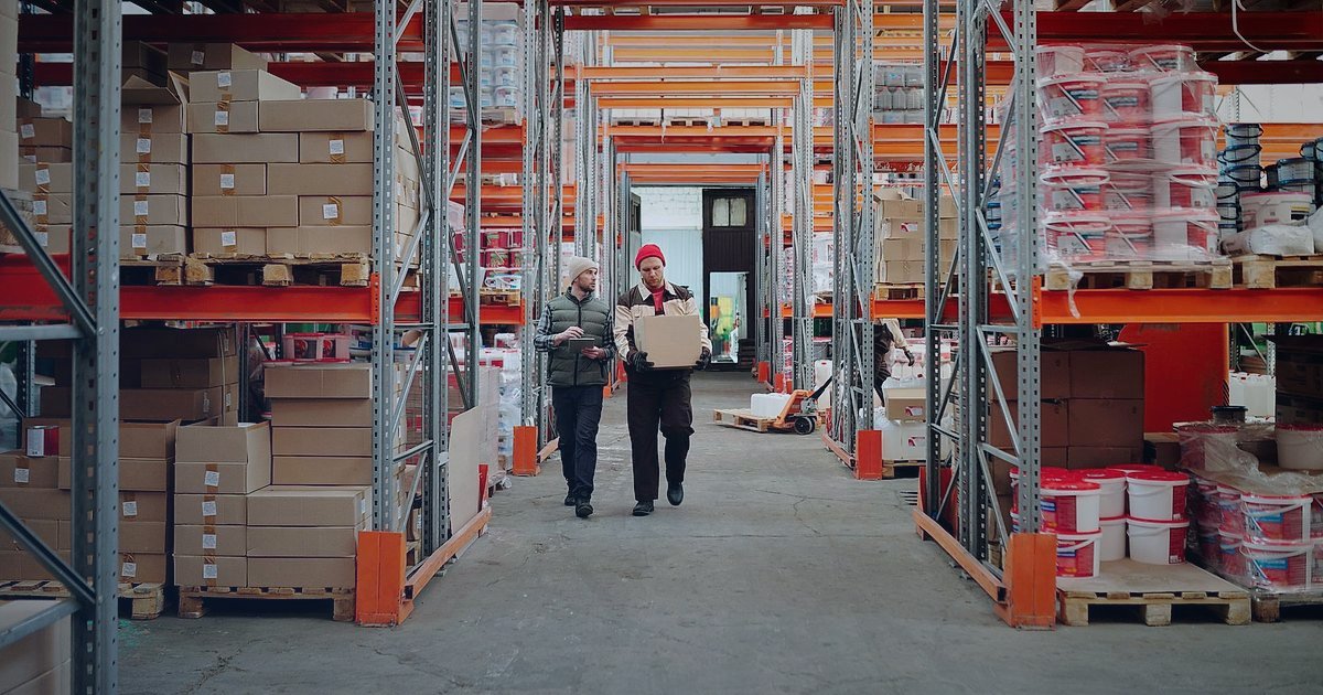 Sıfır Baş Ağrısı: Buji İade ve Değişim Süreçleri Yönetimi 2026 - warehouse worker scanning package for return logistics