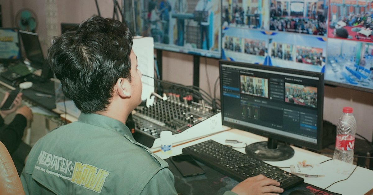 Sıfır Baş Ağrısı: Buji İade ve Değişim Süreçleri Yönetimi 2026 - data analyst reviewing charts on multiple monitors