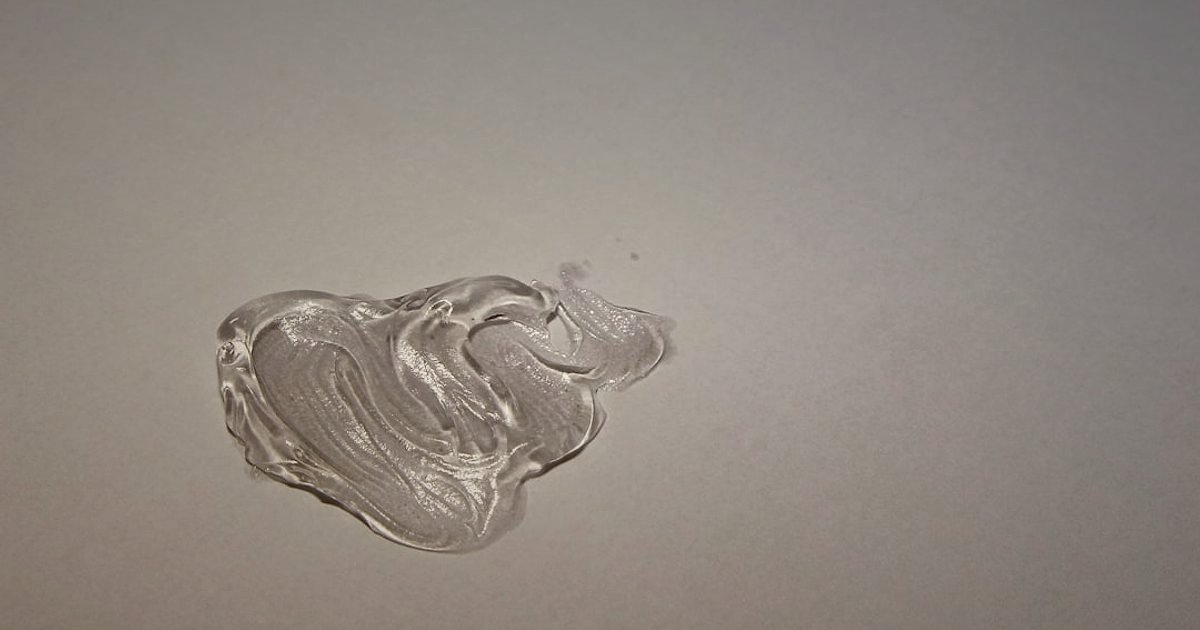Silikon & Derz Dolgu Stok Sürekliliği: Dropshipping'de 2026'da Rakipsiz Kalın - Close-up of silicone sealant tube nozzle with a bead of white silicone being extruded