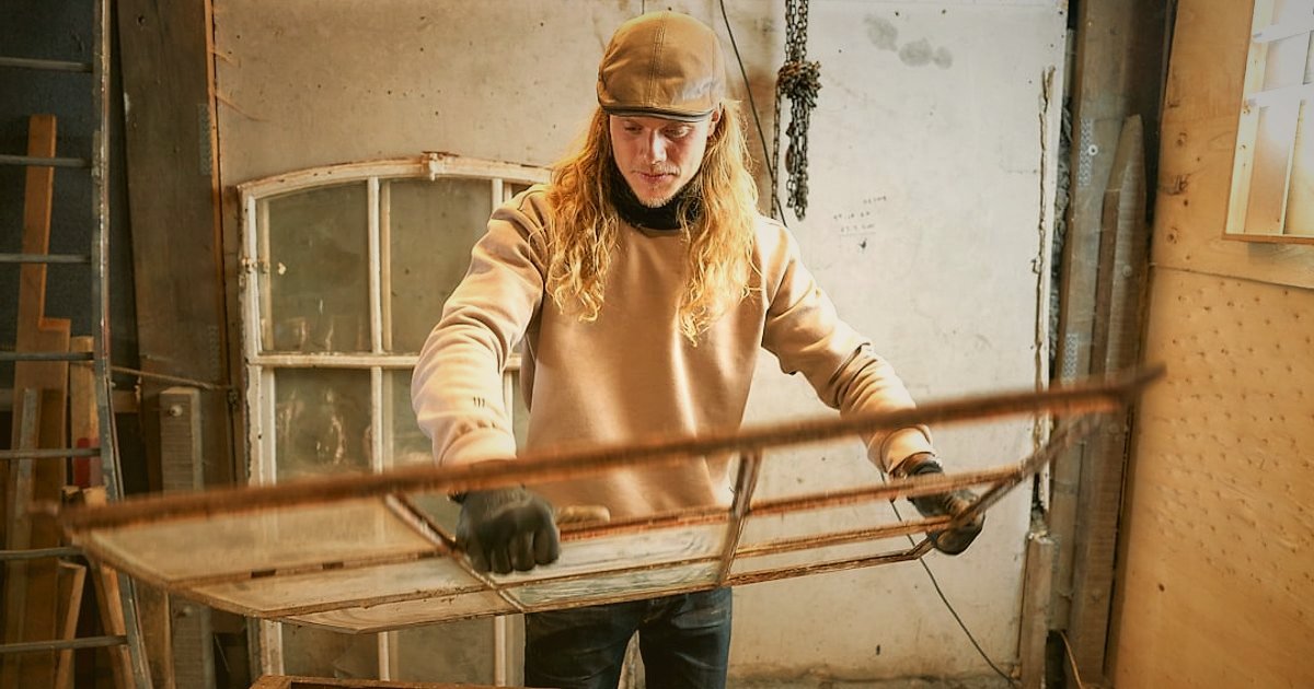 Silikon & Derz Dolgu Stok Sürekliliği: Dropshipping'de 2026'da Rakipsiz Kalın - Construction worker applying sealant to a window frame