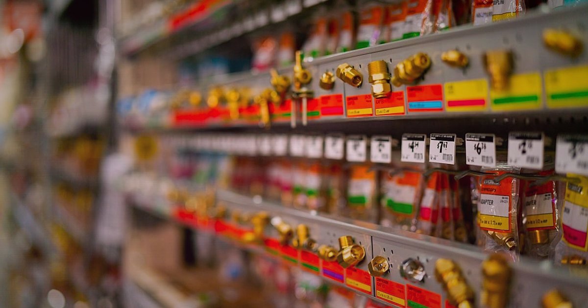Silikon & Derz Dolgu Stok Sürekliliği: Dropshipping'de 2026'da Rakipsiz Kalın - Empty shelf in a hardware store with a 'Sold Out' sign