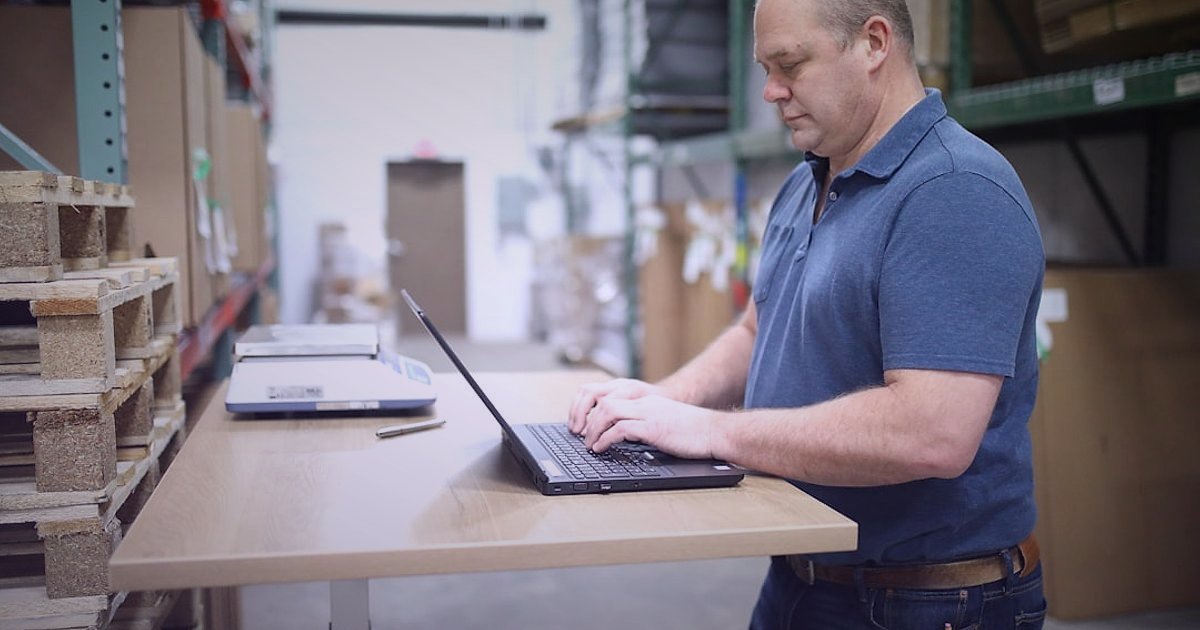 Silikon & Derz Dolgu Stok Sürekliliği: Dropshipping'de 2026'da Rakipsiz Kalın - Person examining a tablet displaying inventory levels in a warehouse