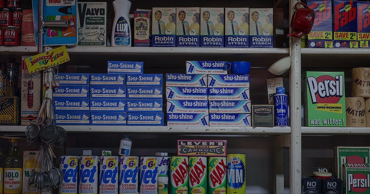 Silikon & Derz Dolgu Stok Sürekliliği: Dropshipping'de 2026'da Rakipsiz Kalın - A partially empty shelf in a hardware store with various brands of silicone sealant