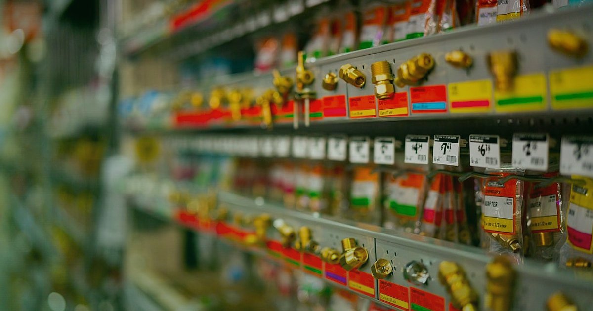 Silikon & Derz Dolgu Stok Sürekliliği: Dropshipping'de 2026'da Rakipsiz Kalın - Warehouse shelves stacked with different brands and types of construction sealants