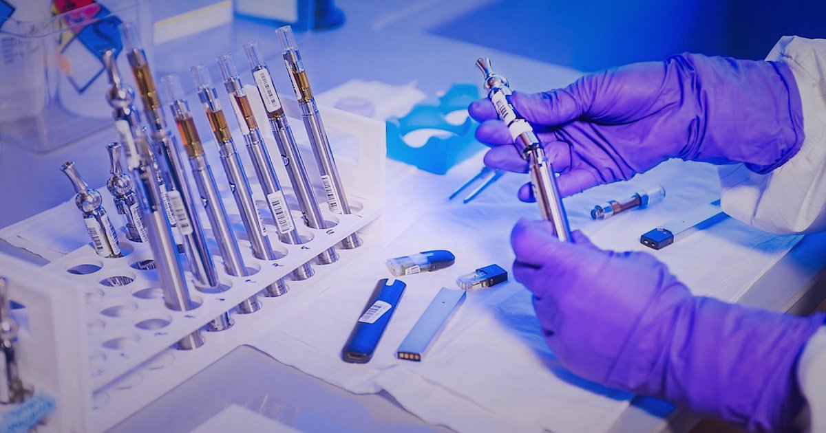 Silikon & Derz Dolgu Stok Sürekliliği: Dropshipping'de 2026'da Rakipsiz Kalın - Laboratory technician testing sealant sample for quality assurance