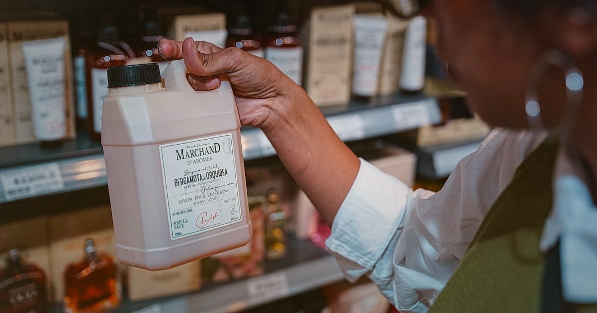 Silikon & Derz Dolgu Stok Sürekliliği: Dropshipping'de 2026'da Rakipsiz Kalın - Person reading a product label with safety and usage instructions