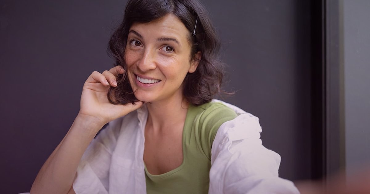 Silikon & Derz Dolgu Stok Sürekliliği: Dropshipping'de 2026'da Rakipsiz Kalın - Customer service representative smiling while talking on the phone