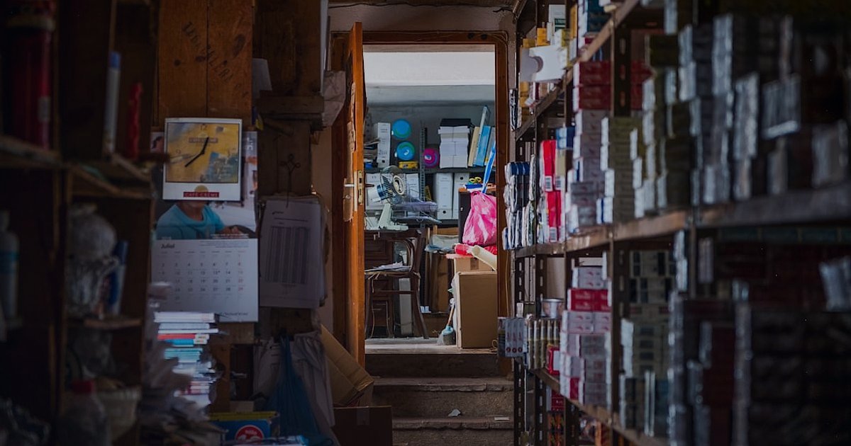 Silikon & Derz Dolgu Stok Sürekliliği: Dropshipping'de 2026'da Rakipsiz Kalın - Person packing a returned product into a box in a warehouse