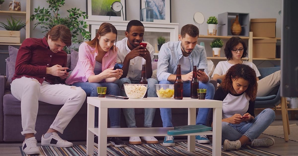 Sosyal Ticaret 2026: Canlı Satışla Müşteriyi Büyüleyin! - diverse group of people interacting with social media feeds