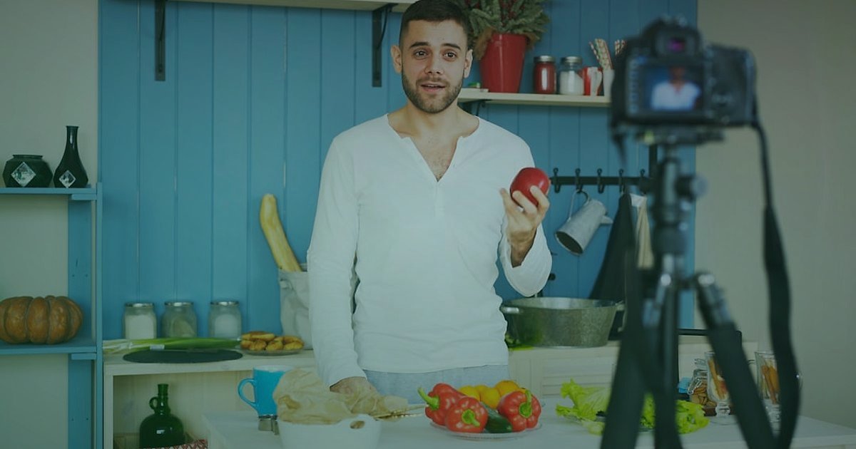 Sosyal Ticaret 2026: Canlı Satışla Müşteriyi Büyüleyin! - energetic host demonstrating product on a live video stream