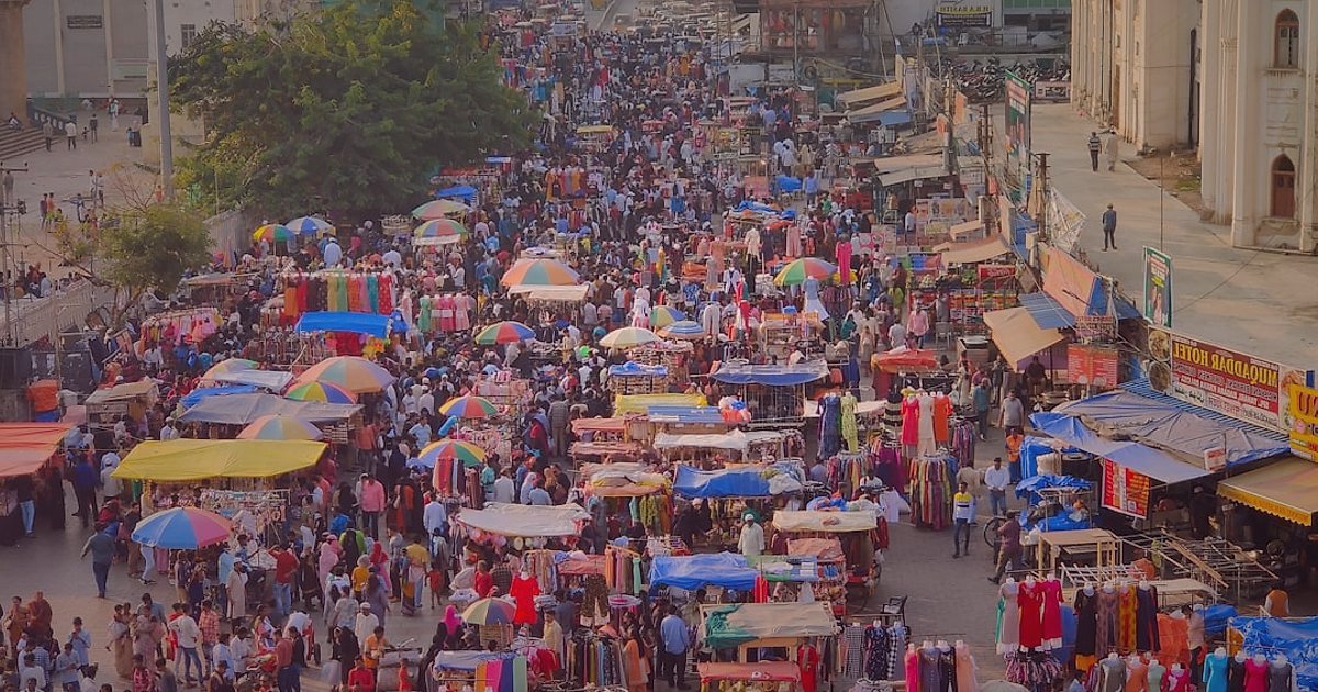 Spor Büstiyer Satışında Doğru Pazaryeri Seçimi: Komisyonlar ve Rekabet 2026 - a busy marketplace with many different vendors and products on display