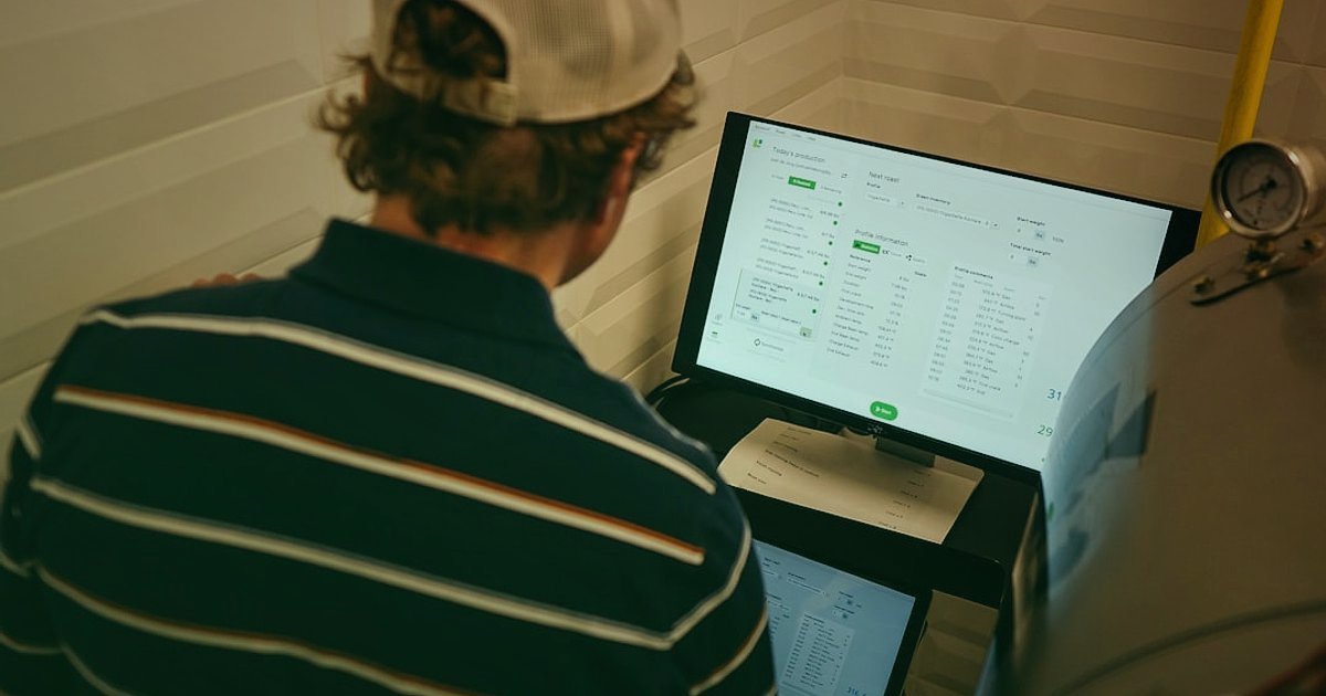 Spor Büstiyer Satışında Doğru Pazaryeri Seçimi: Komisyonlar ve Rekabet 2026 - a person carefully evaluating different options on a computer screen