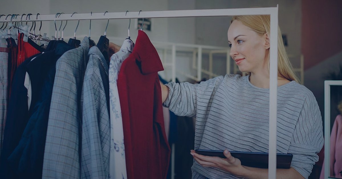 Spor Taytlarında Satış Rekoru: 2026 SEO Başlık ve Açıklama Rehberi - woman browsing online clothing store on tablet