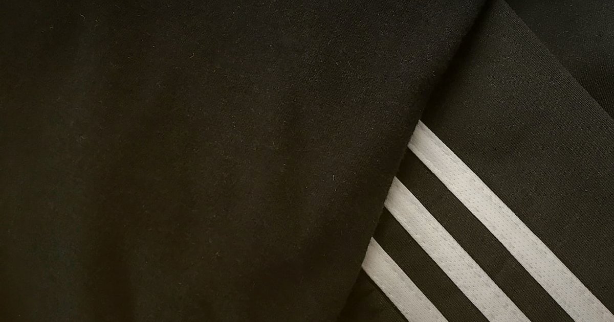 Spor Taytlarında Satış Rekoru: 2026 SEO Başlık ve Açıklama Rehberi - close-up of athletic leggings with focus on seams and fabric