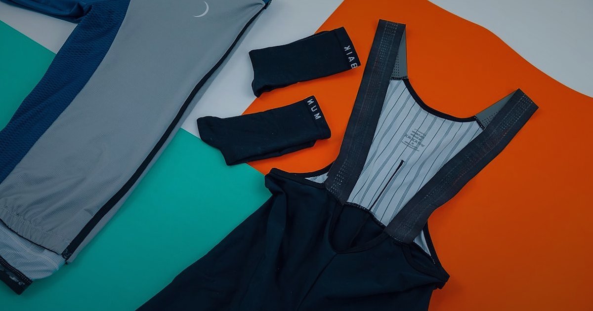 Spor Taytlarında Satış Rekoru: 2026 SEO Başlık ve Açıklama Rehberi - flat lay of various colorful athletic leggings with accessories