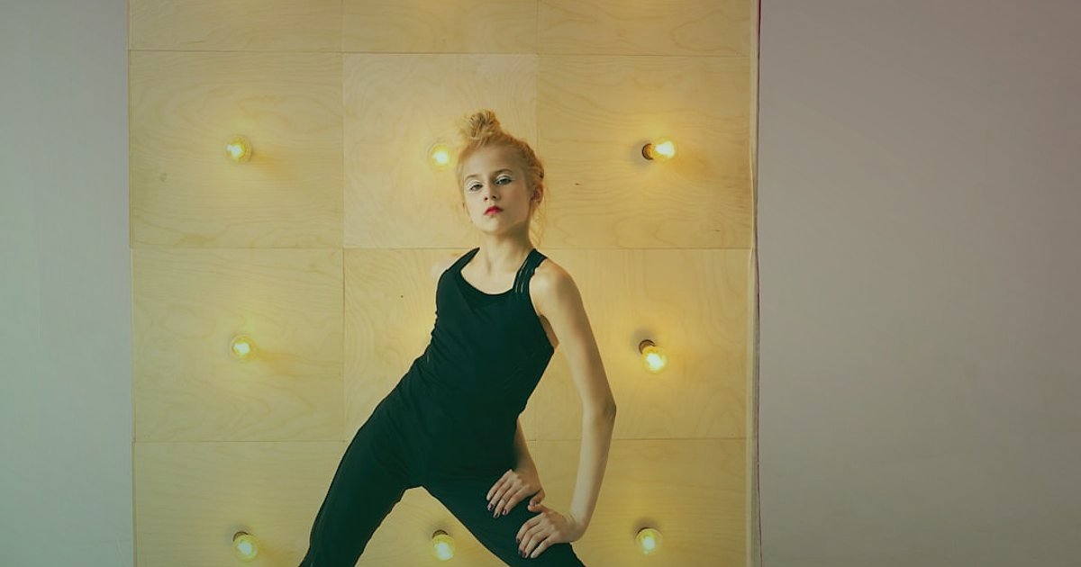 Spor Taytlarında Satış Rekoru: 2026 SEO Başlık ve Açıklama Rehberi - woman in athletic leggings demonstrating yoga poses in a studio