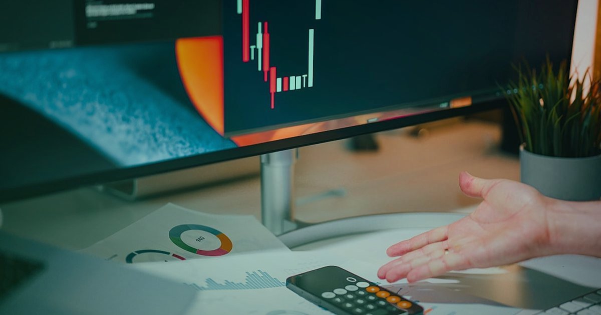Spor Taytlarında Satış Rekoru: 2026 SEO Başlık ve Açıklama Rehberi - person optimizing website on computer screen with charts