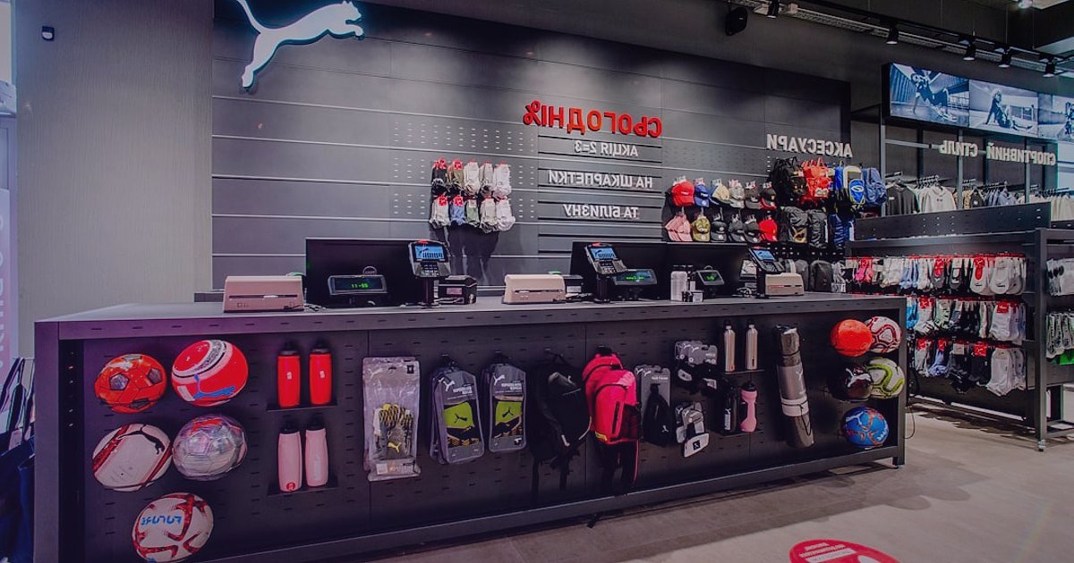 Spor ve Outdoor Ekipmanları Satış Stratejileri 2026: Rekabette Zirveye Oynayın! - diverse range of sports equipment neatly arranged shop display