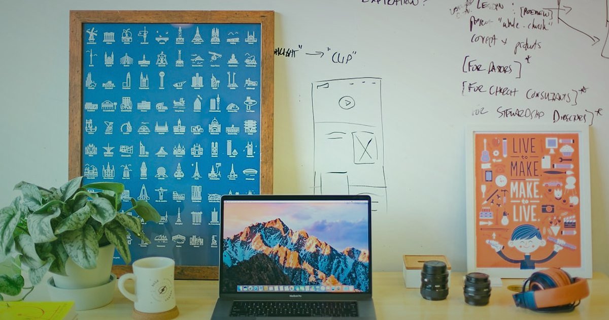 Spor ve Outdoor Ekipmanları Satış Stratejileri 2026: Rekabette Zirveye Oynayın! - person creating social media content on laptop bright studio