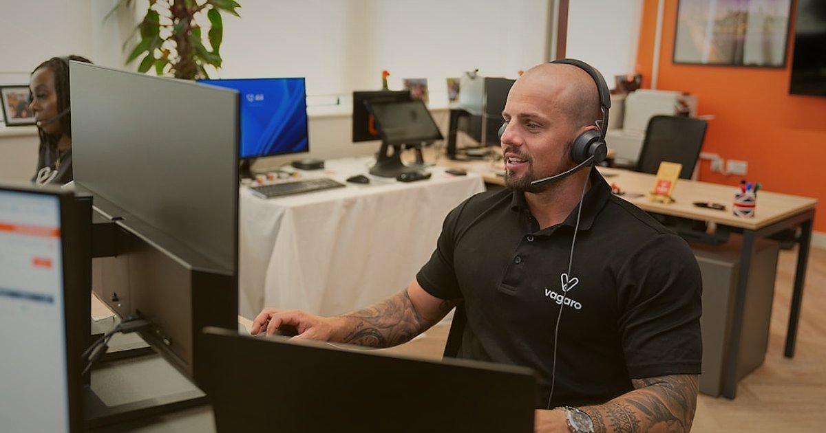 Spor ve Outdoor Ekipmanları Satış Stratejileri 2026: Rekabette Zirveye Oynayın! - customer service representative smiling headset office