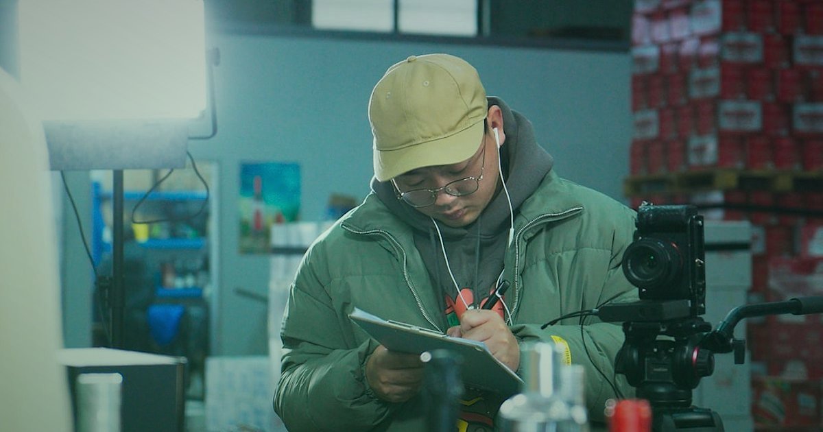Spor ve Outdoor Ekipmanları Satış Stratejileri 2026: Rekabette Zirveye Oynayın! - warehouse worker scanning inventory barcodes digital tablet