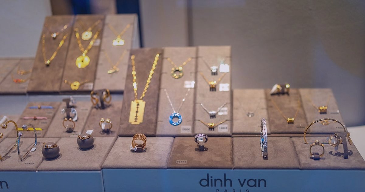 Stoksuz Gümüş Takı Satışında Süreklilik: 2026 Tedarik Zinciri Stratejileri - elegant silver necklace display store window