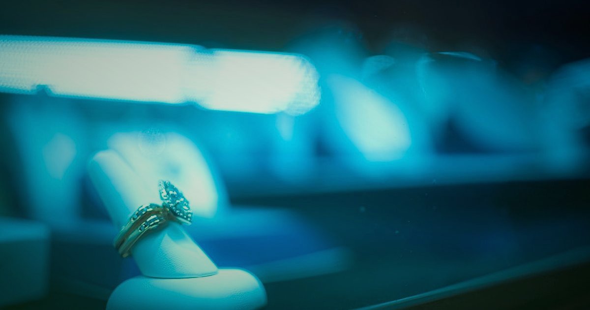 Stoksuz Gümüş Takı Satışında Süreklilik: 2026 Tedarik Zinciri Stratejileri - empty jewelry display stand spotlight effect