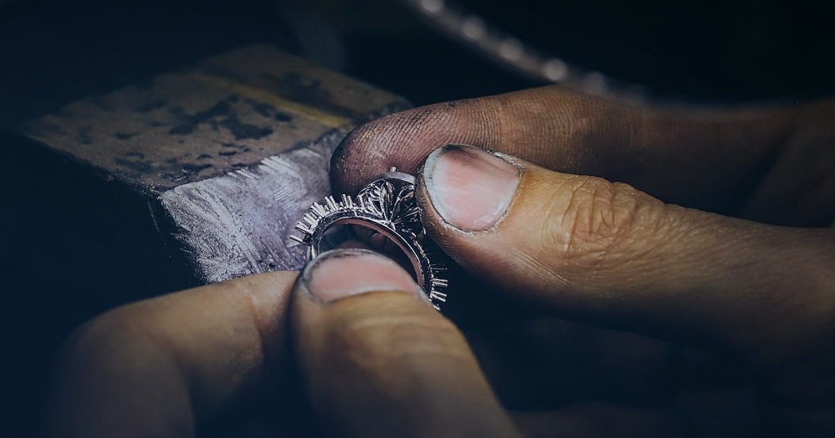 Stoksuz Gümüş Takı Satışında Süreklilik: 2026 Tedarik Zinciri Stratejileri - handshake agreement between jeweler and supplier